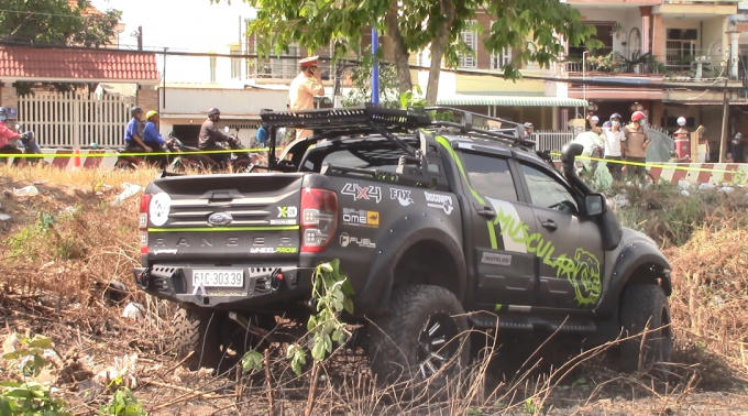 Chiếc xe bán tải tại hiện trường (Ảnh: Hà Bắc)