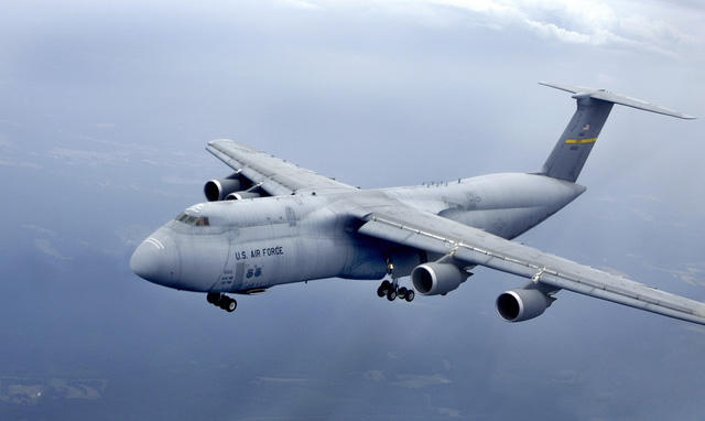 Lockheed C-5 Galaxy nặng 172 tấn, dài 75,31 m, sải cánh 67,89 m, lần đầu cất cánh năm 1968. Máy bay này có thể chở 6 trực thăng tấn công Apache hoặc 2 xe tăng M1 với quãng đường 11.000 km. Trong hàng chục năm qua, Lockheed C-5 Galaxy thực hiện nhiệm vụ hỗ trợ triển khai quân đội Mỹ ở nước ngoài. (Ảnh: Lockheed)