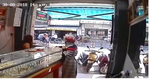 Lợi dụng sự xao nhãng vị khách nam lên xe tẩu thoát