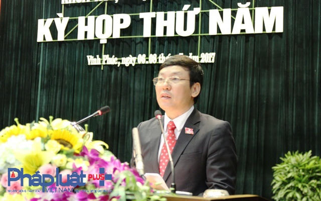 Phó Chủ tịch UBND tỉnh Vĩnh Phúc Lê Duy Thành trình bày  báo cáo tại kỳ họp (Ảnh: Đào Tấn)
