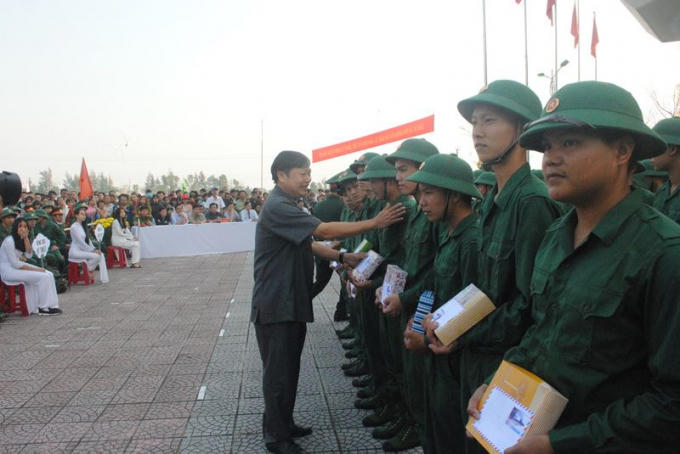 Ông Nguyễn Thái Sơn, Trưởng Ban Tuyên giáo Tỉnh uỷ Thừa Thiên Huế tặng quà cho các tân binh tại huyện Phú Lộc