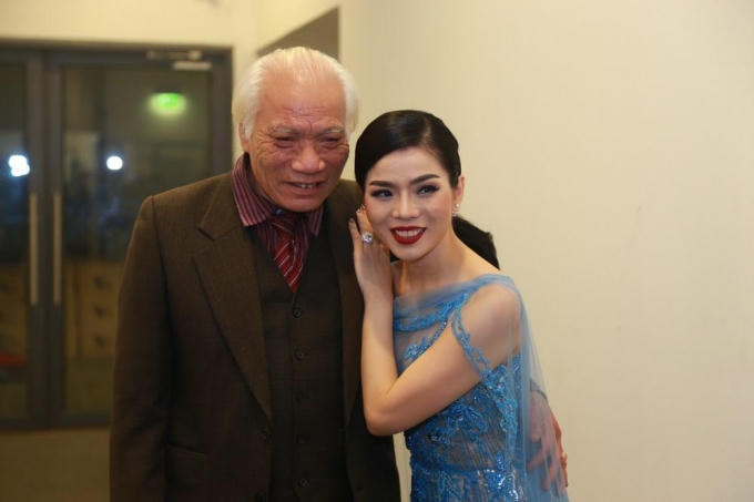 Nhạc sĩ, thầy giáo Đào Hữu Thi chúc mừng thành công của "trò cưng" Lệ Quyên.