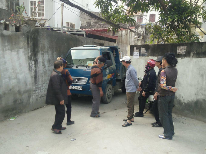 Người dân chặn xe chở vật liệu xây dựng để ngăn việc xây trạm BTS trong khu dân cư.