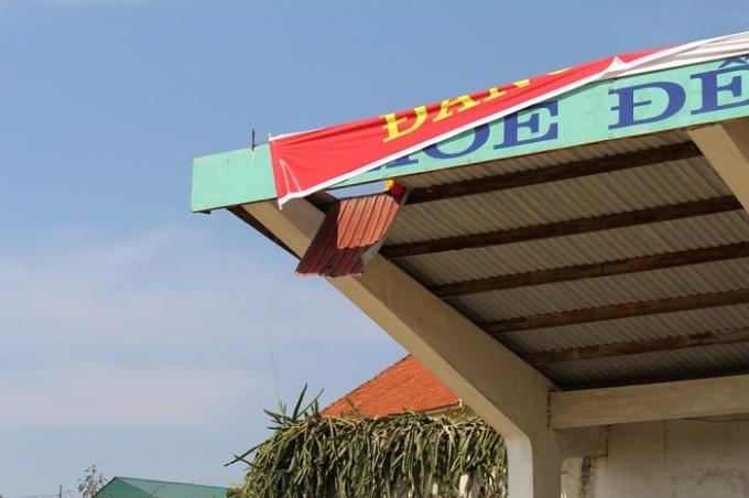 Mái che khán đài ở khoảng cách rất cao so với mặt đất khiến ông Lý tử nạn. (Ảnh CTV).