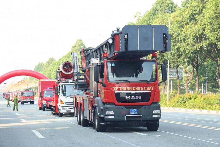 Các đội tham gia diễu hành biểu dương lực lượng với các phương tiện, thiết bị hiện đại phục vụ công tác PCCC, như xe chỉ huy chữa cháy, xe thang chữa cháy, xe tiếp nước và robot chữa cháy. Ảnh CABD