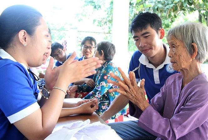Sinh viên trường Y hướng dẫn điều trị giúp người dân giảm đau