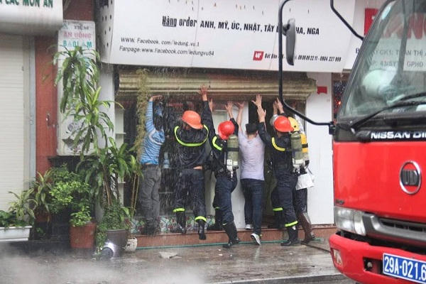 Do cửa bị khoá bên trong, lược lượng chức năng cùng với sự hỗ trợ của người dân phá cửa vào bên trong để cứu người bị nạn và dập tắt đám cháy.