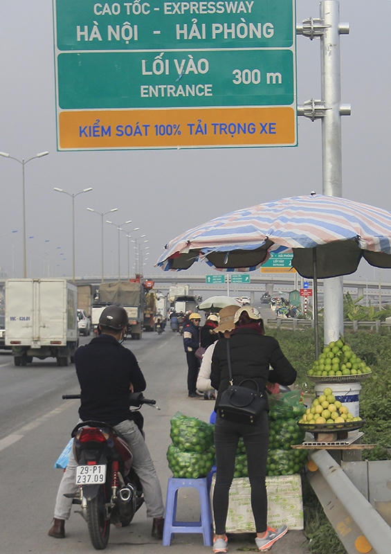 Những hình ảnh xấu xí này còn khiến nhiều lái xe ái ngại khi rẽ vào cao tốc Hà Nội - Hải Phòng