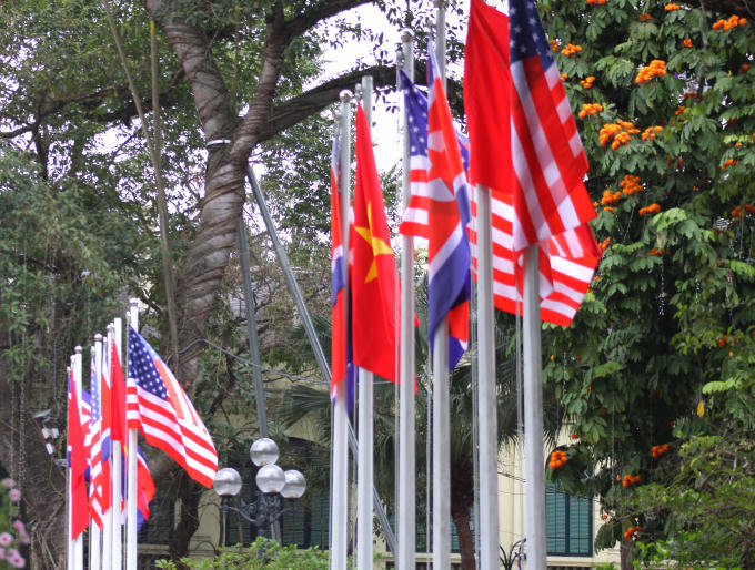 Trên phố phường Hà Nội, hình ảnh những lá cờ hữu nghị giữa 3 nước Triều Tiên - Vệt Nam - Mỹ tung bay thể hện tình đoàn kết giữa 3 nước trong cuộc gặp hội nghị Thượng đỉnh Mỹ -Triều nói riêng và tình đoàn kết, hợp tác giữa Việt Nam với Triều Tiên, Mỹ nói chung.