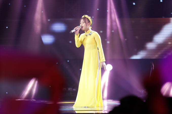 Cậu bé “búi tóc” Quốc Thái hát tiếng Anh khiến 4 HLV “lao” lên sân khấu tranh giành