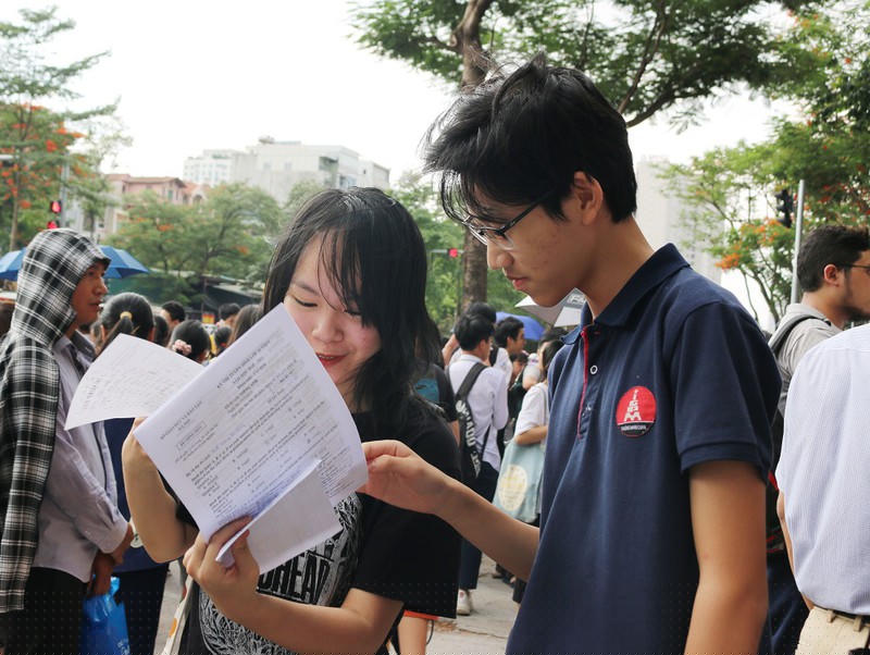 Hai bạn thí sinh tranh thủ so đáp án ngay khi bước ra khỏi phòng thi.