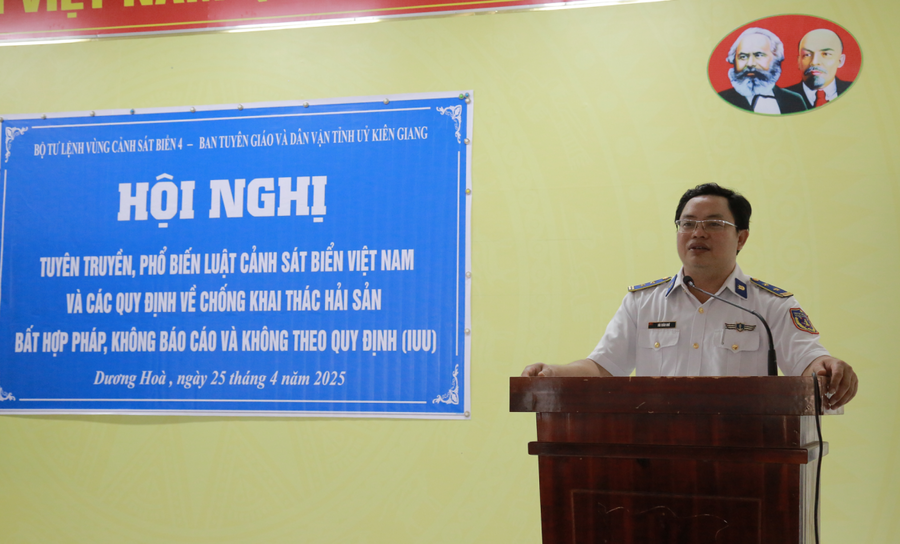 Báo cáo viên Bộ Tư lệnh Vùng Cảnh sát biển 4 tuyên truyền pháp luật tại xã Dương Hòa, huyện Kiên Lương.