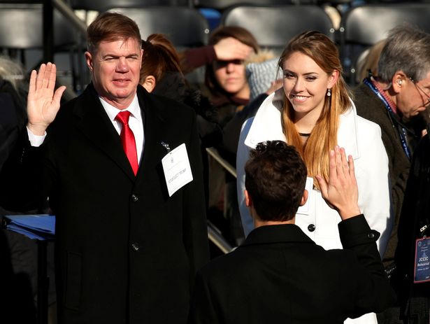 Sara Corry người đứng cạnh Greg Lowery được chọn để đóng giả Đệ nhất phu nhân Melania Trump. (Ảnh: Reuters)