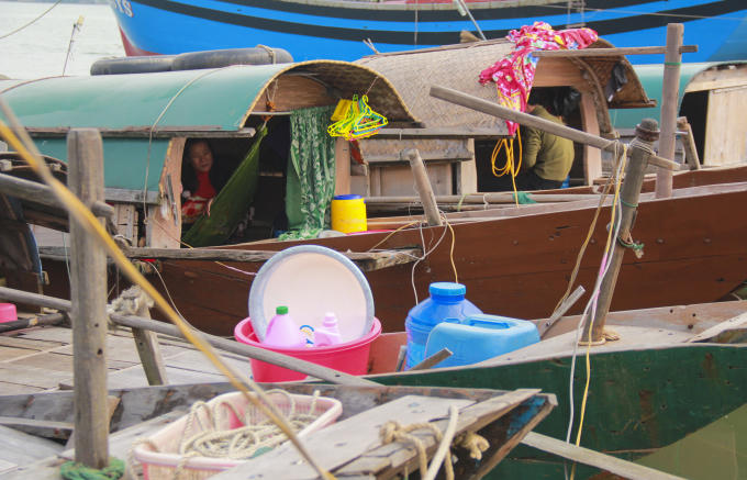 Người dân ở đây không có đất ở trên bờ, phải sống trên đò nhiều đời nay. (Ảnh: Hải Long).