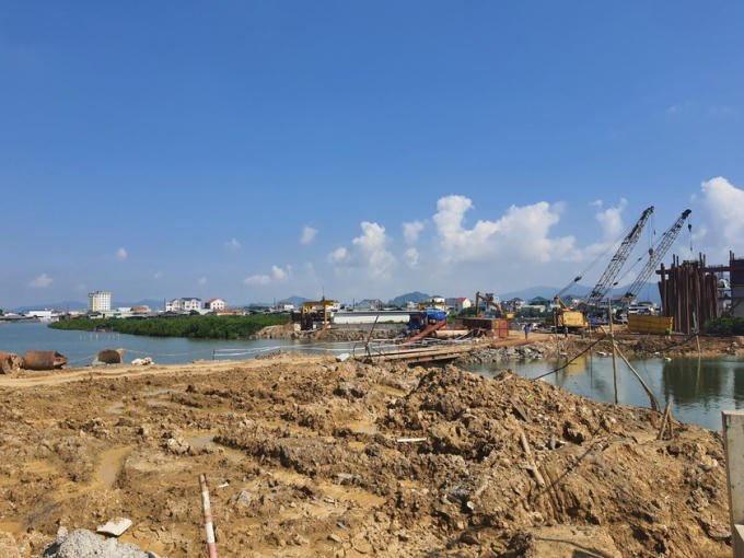 Đơn vị thi công đắp tuyến đường ngang qua sông gây ách tắc dòng chảy.