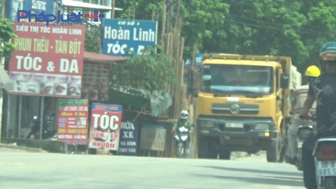 Những chiếc xe này đều cơi nới thành thùng chạy bon bon trên QL 37.