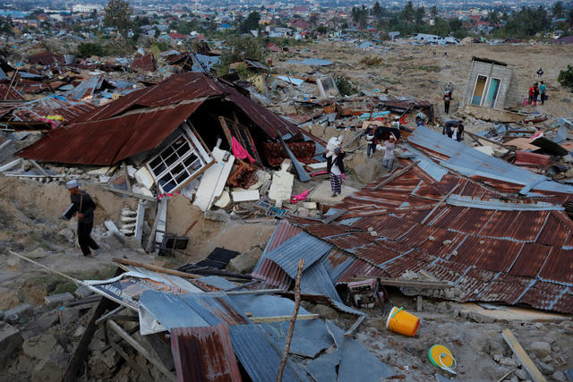 Indonesia: T&igrave;m thấy thi thể 34 sinh vi&ecirc;n bị ch&ocirc;n v&ugrave;i trong đống đổ n&aacute;t