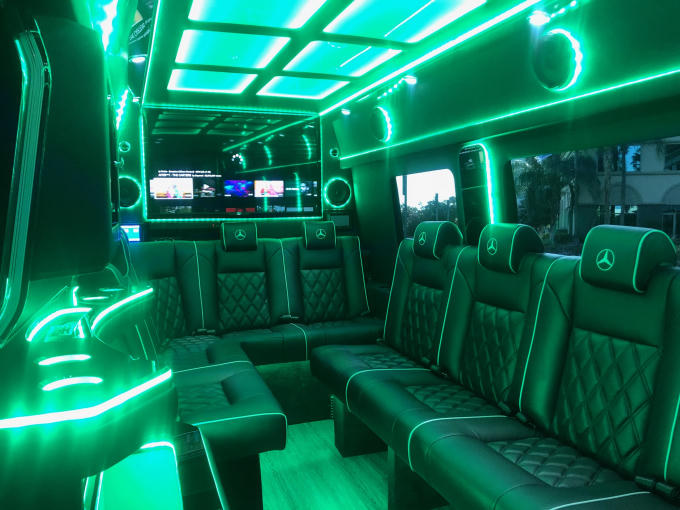 Hoa hậu Hoàng Hải My dùng xe limousine đón khách đến biệt thự triệu đô ngày ra album.