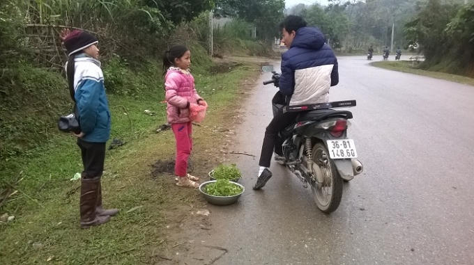 Những em nhỏ giúp bố mẹ bươn trải để kiếm tiền đón Tết.