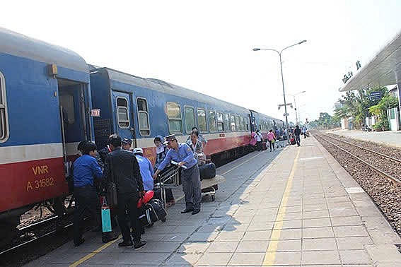 Công nhân lên tàu về quê đón tết.