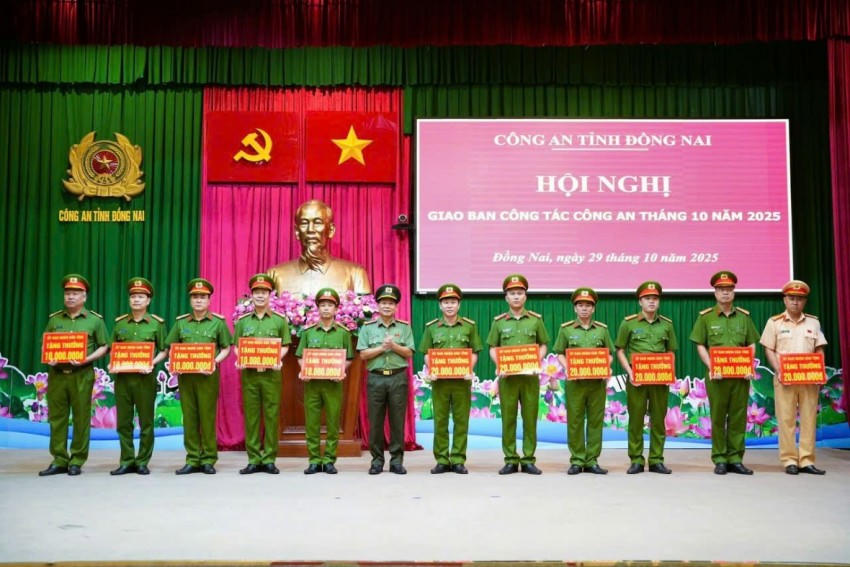 Đội Cảnh sát giao thông đường bộ số 3 (thuộc Phòng CSGT – Công an tỉnh Đồng Nai) đã vinh dự được Chủ tịch UBND tỉnh Đồng Nai khen đột xuất.
Đội Cảnh sát giao thông đường bộ số 3 (thuộc Phòng CSGT – Công an tỉnh Đồng Nai) đã vinh dự được Chủ tịch UBND tỉnh Đồng Nai khen đột xuất.