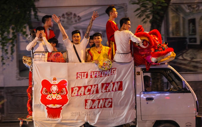 Có những nhóm lân hoạt động khá chuyên nghiệp khi di chuyển bằng xe ô tô tải thế này.