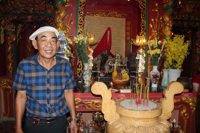 Ông Dương Tấn Tài - người có nhiều công sức trong việc xây dựng ngôi Đền thờ Hoàng đảo chụp ảnh bên Lăng Ông