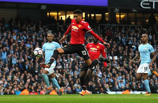 Smalling phá bẫy việt vị của Man City trước khi hạ Ederson ở cự ly gần. 3-2 cho Man Utd.(Ảnh: Reuters)