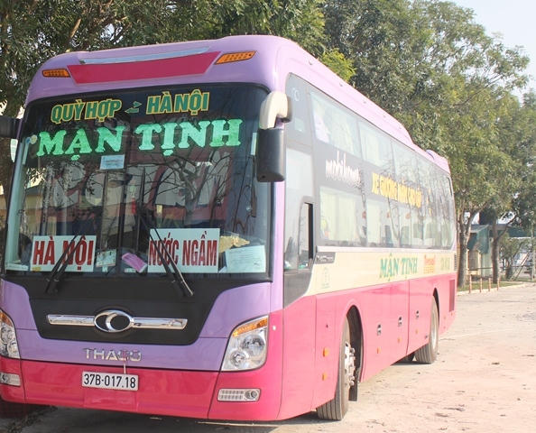 Xe khách 37B-017.18 bị bắt giữ vì chở gần gấp đôi số người theo quy định. (Ảnh: Anh Thắng)