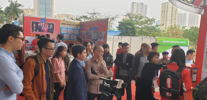 Đông đảo du khách có mặt tại gian trưng bày của Báo PLVN. (Ảnh: Vũ Quang)