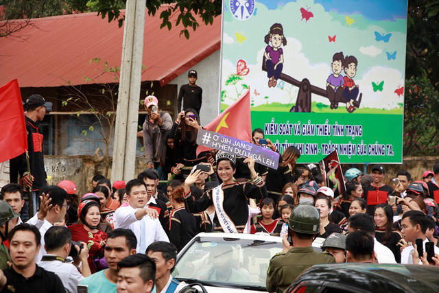 H'Hen Niê được dân làng chào đón.