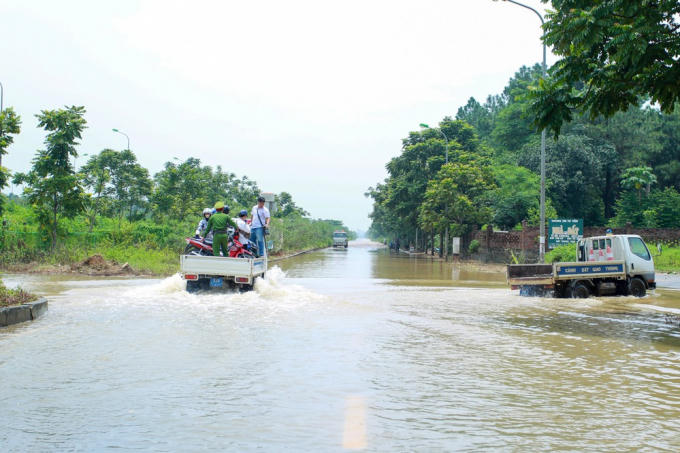 Diễn biến mưa còn phức tạp, lực lượng CSGT TP Hà Nội tổ chức phân công lực lượng tại những điểm ngập úng, giúp đỡ người dân di chuyển qua những đoạn đường gặp khó khăn.