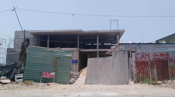 Một công trình ven bờ biển vẫn tiếp tục được mọc.