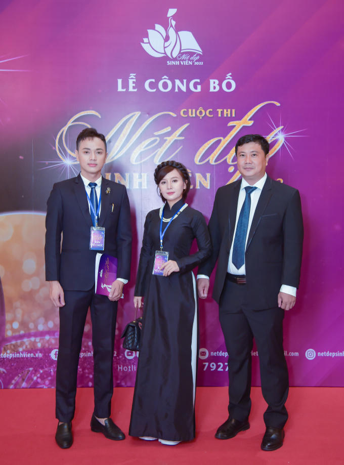 Từ trái qua: Ông Phan Quốc Công - Phụ trách Nhân sự, Bà Hoàng Hà - phụ trách Truyền thông, ông Nguyễn Văn Hiếu - Phó Giám đốc Nhà Văn Hóa sinh viên TP HCM - Trưởng Ban tổ chức. Ảnh: Kỳ Lâm