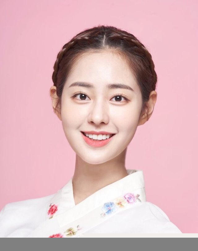 Shin Seulg sở hữu vẻ đẹp trong trẻo, gương mặt tươi sáng, ngũ quan hài hòa, vừa rạng rỡ vừa dịu dàng đúng chuẩn truyền thống.