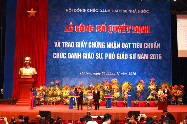 Bộ Nội vụ đề nghị Bộ GD&amp;ĐT cần nghiên cứu theo hướng nâng cao hơn nữa tiêu chuẩn phó giáo sư so với hiện nay. Trên cơ sở tiêu chuẩn của phó giáo sư để quy định tiêu chuẩn của giáo sư cho phù hợp.