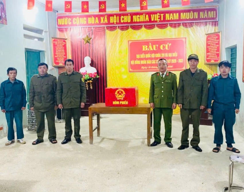 Các tổ duy trì nghiêm chế độ trực quân số tại các điểm bỏ phiếu trên địa bàn xã. (Ảnh: Hoàng Chính).