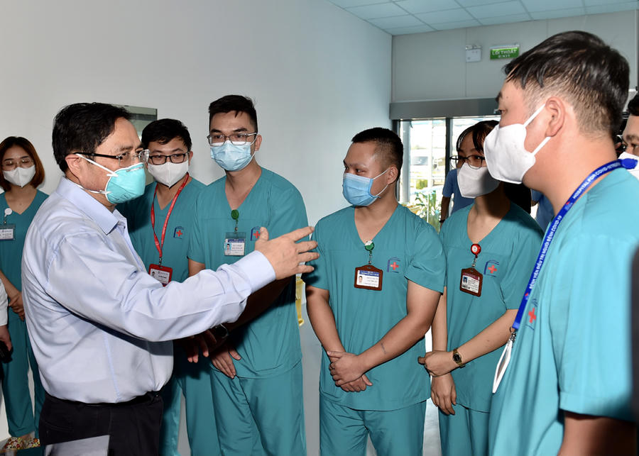 Thủ tướng nói chuyện cùng các bác sĩ tại Bệnh viện.