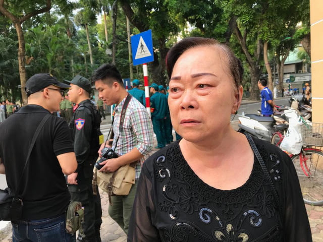 Bà Vũ Thị Thanh Hồng - phường Phương Liệt, quận Thanh Xuân, Hà Nội đến nhà tang lễ từ sáng sớm mong được vào kính viếng Chủ tịch nước Trần Đại Quang; được theo xe tiễn đưa ông về nơi an nghỉ cuối cùng (Ảnh: Quang Phong)