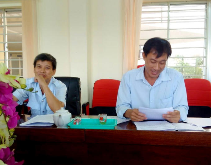 Đại diện UBND huyện Chợ Lách, tỉnh Bến Tre làm việc với phóng viên liên quan đến vấn đề báo nêu. (Ảnh – PV)