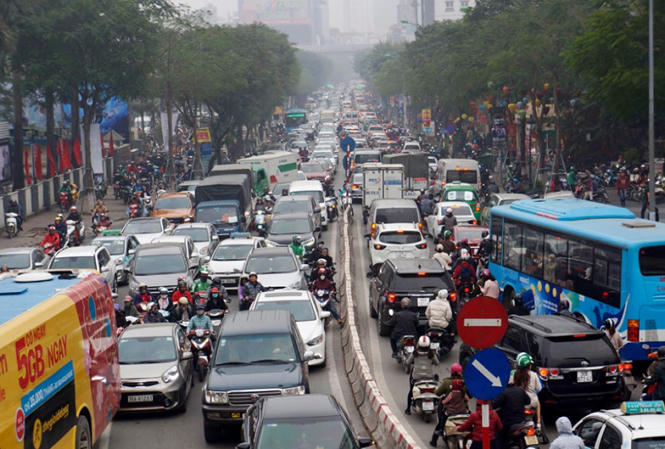 Phố Thái Hà, dòng người và phương tiện lấp kín cả vỉa hè, lòng đường. Theo ghi nhận, nhiều tuyến phố khác cũng diễn ra tình trạng tương tự.