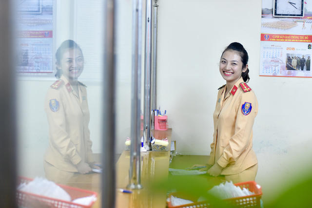 Thời gian làm việc đầu giờ sáng khá gấp gáp vì ai cũng phải chuẩn bị nhanh để kịp ra các điểm nút điều tiết giao thông, Thượng uý Hà cũng chỉ kịp nở nụ cười chào hỏi các đồng nghiệp...