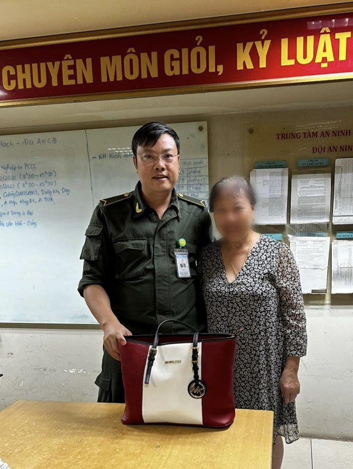 Ch Huỳnh T D nhận lại chiếc túi từ nhân viên ANHK Nội Bài.
