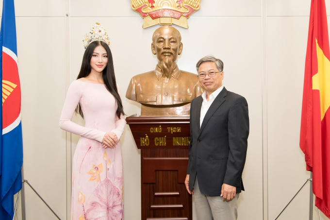 Phương Khánh cùng đoàn đã có dịp được lắng nghe Lãnh sự quán Việt Nam tại Nhật Bản giới thiệu cũng như chia sẻ về tình hình người Việt tại Nhật.