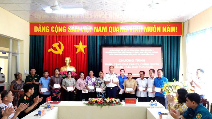 Thiếu tướng Nguyễn Văn Dũng tặng quà cho đại diện các gia đình chính sách, ngư dân có hoàn cảnh khó khăn trên địa bàn Thổ Châu