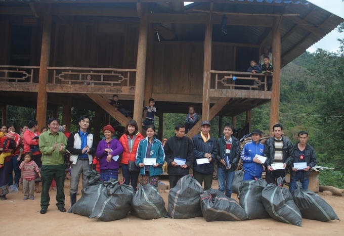 Chương trình "Tết ấm biên cương xứ Nghệ 2016" trao quà Tết tại bản Keng Đu, xã Keng Đu (Kỳ Sơn, Nghệ An).