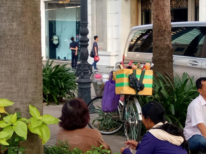 Xe hàng rong đậu chắn vỉa hè.