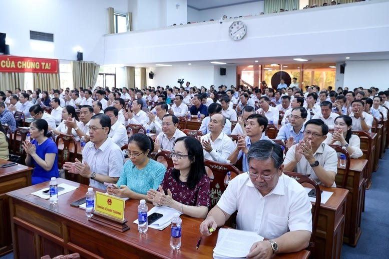 Các đại biểu và cử tri tham dự hội nghị.