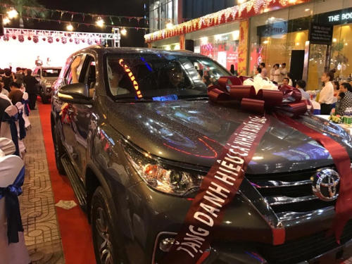 Xe Fortuner mẫu mới trị giá 1,2 tỷ  tặng cho cán bộ nhân viên xuất sắc nhất của C.T Group trong lễ tổng kết 2016. Ảnh: C.T Group.