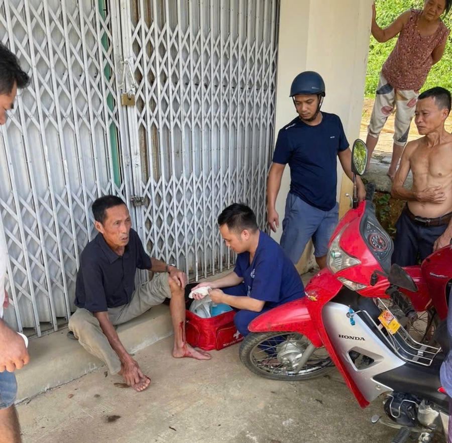 Điều dưỡng Trần Đức Việt đã kịp thời phát hiện cụ ông gặp tai nạn giao thông và khẩn trương tiến hành sơ cứu ban đầu.